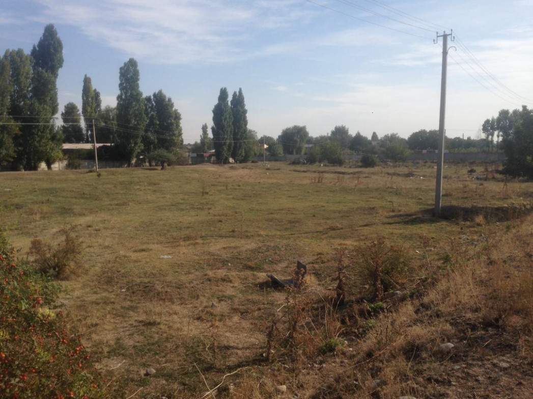 Продается земельный участок промышленного назначения площадью 3,5 Га  в двух километрах от рынка Баят г. Бишкек.